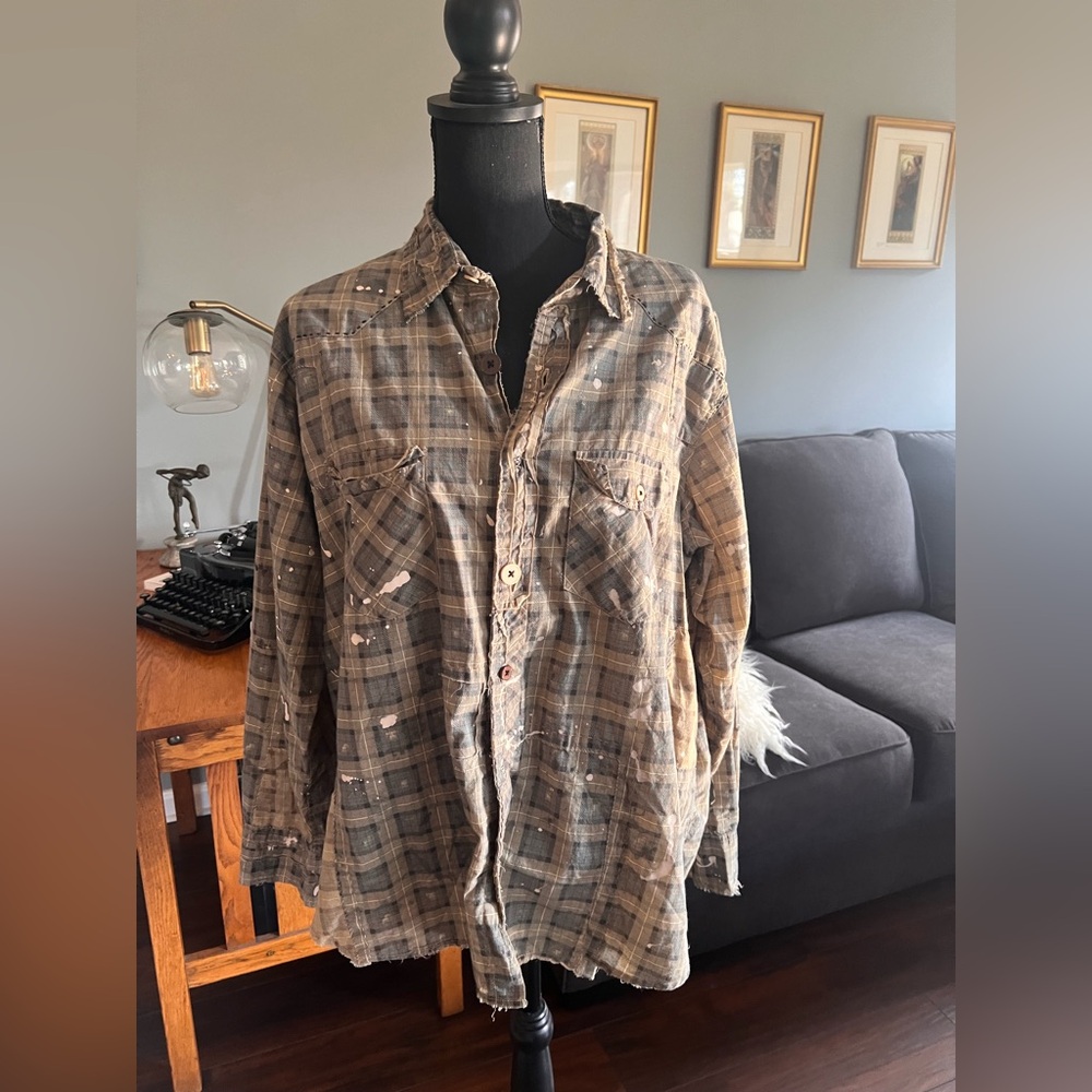 Magnolia Pearl Kelly Western shirt in the color faded denim, NWT